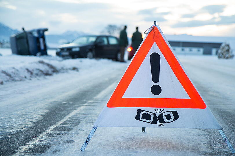 Unfall bei Teisendorf: Eine Frau gerät mit dem Auto ins Schleudern, da rauscht auch schon das nächste Fahrzeug an und touchiert die 43-Jährige