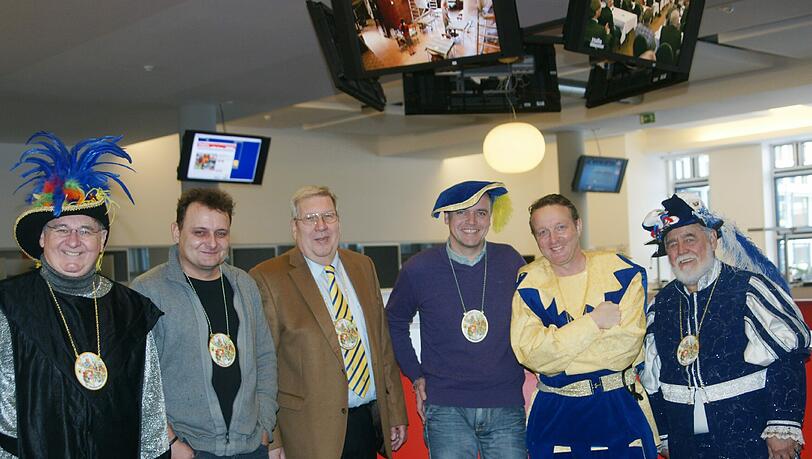 Die Damischen Ritter zu Besuch bei der AZ (v. li.): Dietger Grosz, AZ-Lokalchef-Vize Thomas Müller, Franz Zahn, AZ-Lokalchef Michael Schilling, Markus Reichart und Adolf Maier.