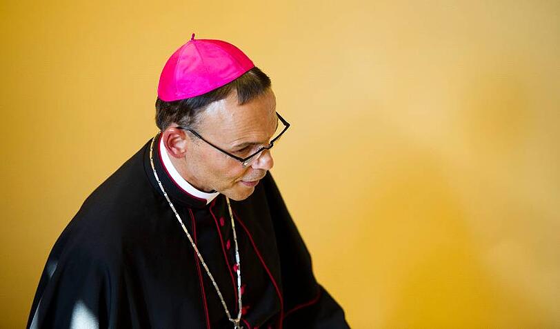 Papst Franziskus und Tebartz-van Elst trafen sich gestern in Rom. Ob er die Stirn runzelte, empört war oder laut wurde &ndash; niemand weiß es genau. Man weiß nur, dass Franziskus opulenten Lebensstil, wie ihn der Bischof von Limburg liebt, verabscheut.