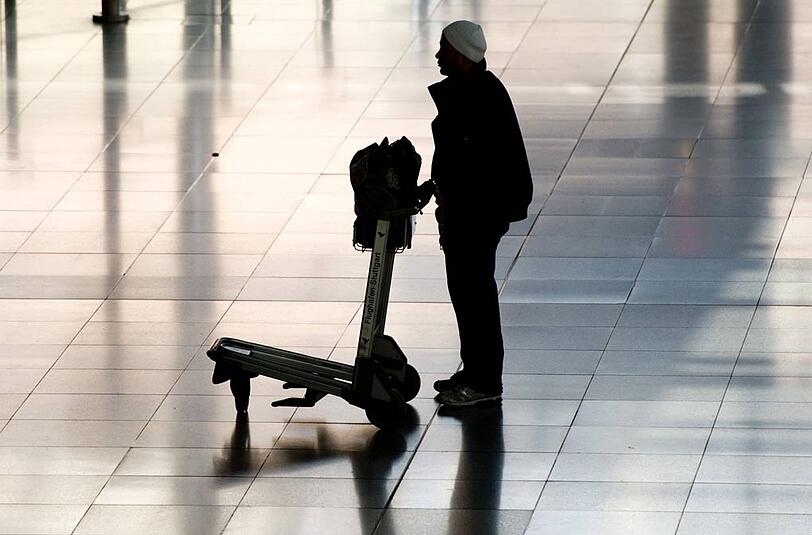 Einsamer Passagier auf dem Flughafen Stuttgart - einen Tag vor Beginn des Mege-Streiks der Lufthansa-Piloten.