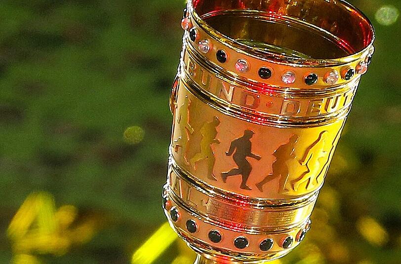 Da ist das Ding! Um diesen Pokal geht es beim Finale im Berliner Olympiastadion am 17. Mai