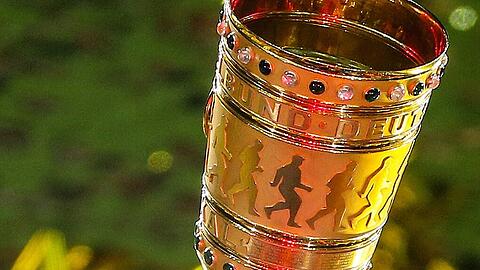 Da ist das Ding! Um diesen Pokal geht es beim Finale im Berliner Olympiastadion am 17. Mai