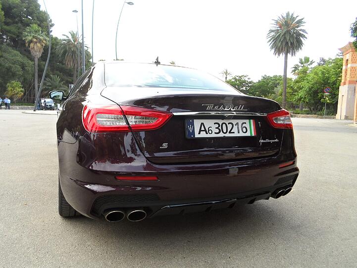 Der 5,26 Meter lange Maserati Quattroporte ist mit der stärksten Motorisierung bis zu 310 km/h schnell.