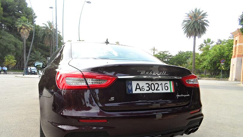 Der 5,26 Meter lange Maserati Quattroporte ist mit der stärksten Motorisierung bis zu 310 km/h schnell. Der 5,26 Meter lange Maserati Quattroporte ist mit der stärksten Motorisierung bis zu 310 km/h schnell.