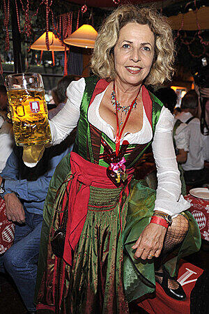 Prost! Schauspielerin Michaela May lässt ein wenig Bein blitzen.