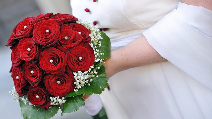 Das Symbol der Liebe: Rote Rosen sind ein Klassiker und für jeden Brauttyp geeignet. (Symbolbild) Das Symbol der Liebe: Rote Rosen sind ein Klassiker und für jeden Brauttyp geeignet. (Symbolbild)