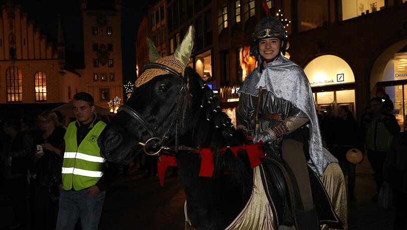 Der Reiter führt den Martinszug an. Der Reiter führt den Martinszug an.