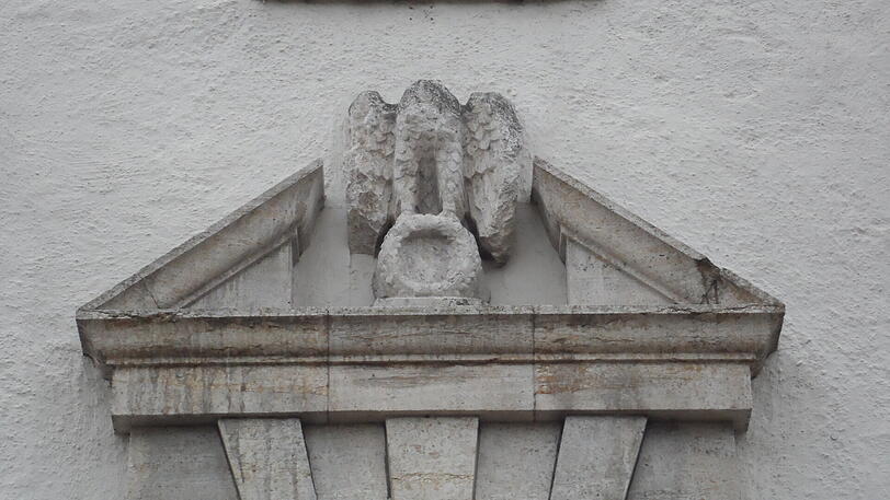 Abgeschlagen: Hier prangte im Zweiten Weltkrieg ein inzwischen verbotenes Symbol.