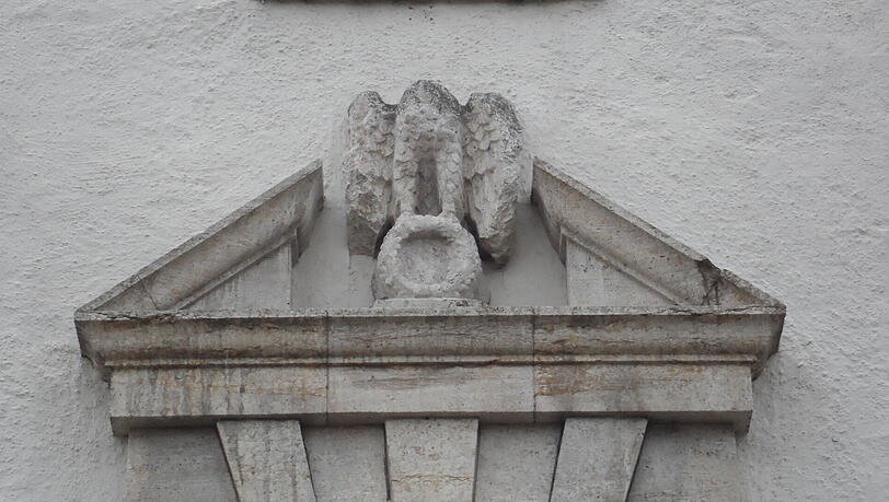 Abgeschlagen: Hier prangte im Zweiten Weltkrieg ein inzwischen verbotenes Symbol. Abgeschlagen: Hier prangte im Zweiten Weltkrieg ein inzwischen verbotenes Symbol.