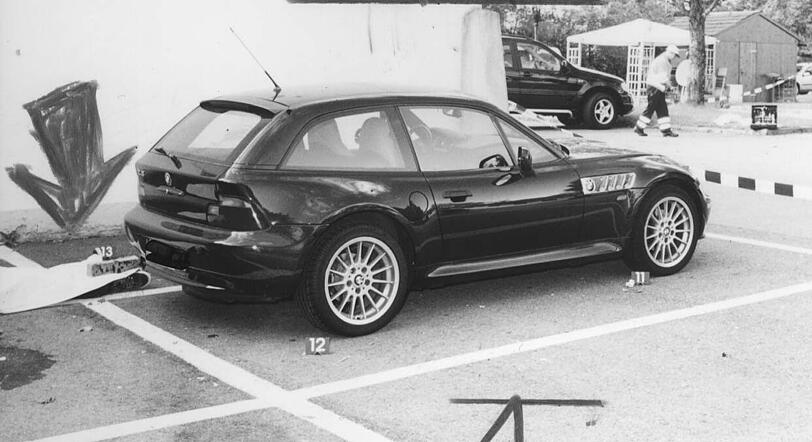 2000 gibt's im Leierkasten sogar einen Toten! Der Barmann Sven D., Sohn des Chefs Pit D., soll einen Bauunternehmer bei einem Streit zu Tode getreten haben - die Leiche wird rausgelegt, neben einem BMW.