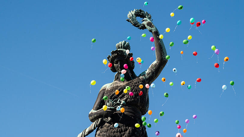Am Ende wurden zahlreiche Luftballons in die Luft geschickt.