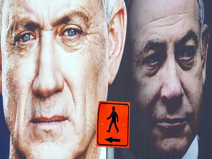 Ein Wahlplakat zeigt Benny Gantz (l) neben Ministerpräsident Benjamin Netanjahu.