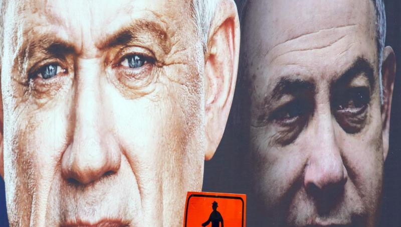 Ein Wahlplakat zeigt Benny Gantz (l) neben Ministerpräsident Benjamin Netanjahu. Ein Wahlplakat zeigt Benny Gantz (l) neben Ministerpräsident Benjamin Netanjahu.
