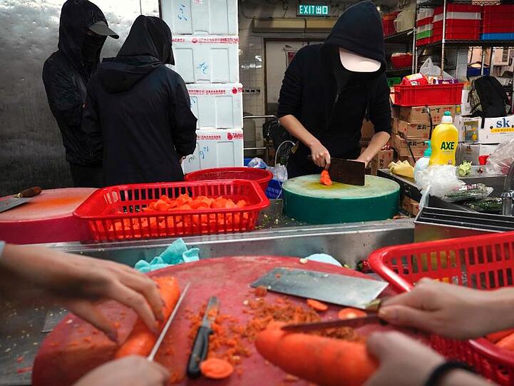 Protest maqcht hungrig: Demonstranten bereiten Essen für die demonstrierenden Studenten in einer Kantine der Polytechnischen Universität Hongkongs zu.