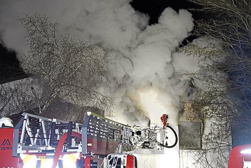Der ausgedehnte Brand zerstörte kurz nach Mitternacht den Großteil eines Wohn- und Bürogebäudes in einem Gewerbegebiet in Ismaning.