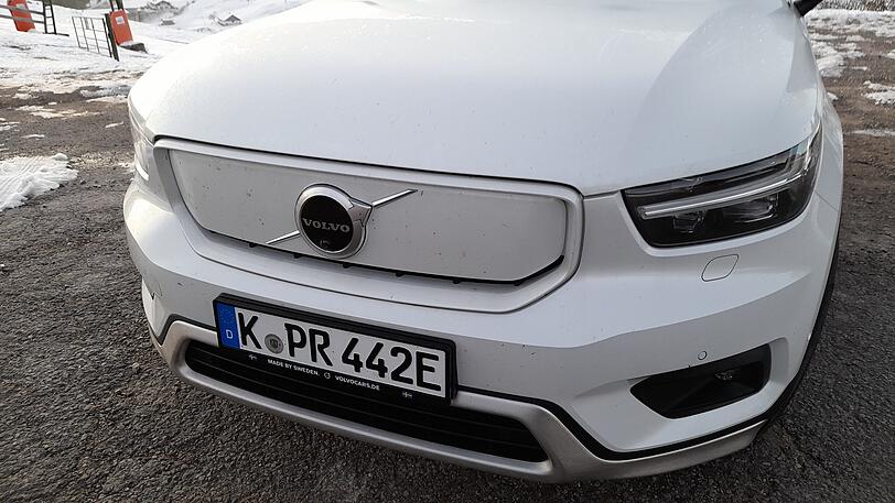 Die geschlossene Front weist auf den Antrieb des Recharge-Volvos hin.