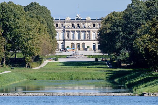 Schloss Herrenchiemsee mit einer Photovoltaikanlage im Wald nebendran? Das kann sich Thomas Goppel durchaus vorstellen. Schloss Herrenchiemsee mit einer Photovoltaikanlage im Wald nebendran? Das kann sich Thomas Goppel durchaus vorstellen.
