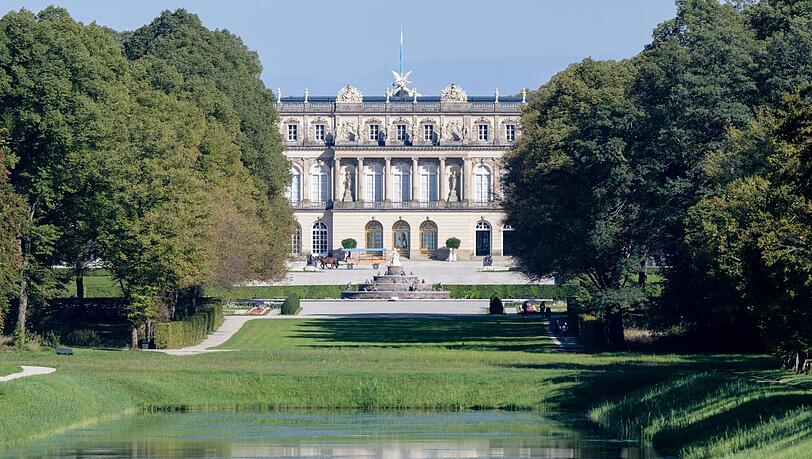 Schloss Herrenchiemsee mit einer Photovoltaikanlage im Wald nebendran? Das kann sich Thomas Goppel durchaus vorstellen. Schloss Herrenchiemsee mit einer Photovoltaikanlage im Wald nebendran? Das kann sich Thomas Goppel durchaus vorstellen.