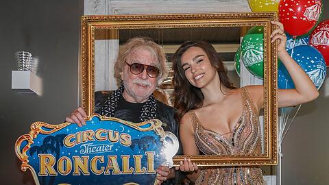 Circus ist Familiensache: Papa und Roncalli-Gründer Bernhard Paul mit seiner Tochter Lili Paul-Roncalli. Sie wird mit einer "Kautschuck-Nummer" in der Manege zu sehen sein. Über Weihnachten gastiert der Circus in den USA.