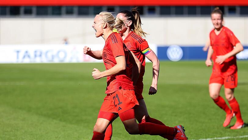 Pernille Harder und ihre Kolleginnen jubeln.