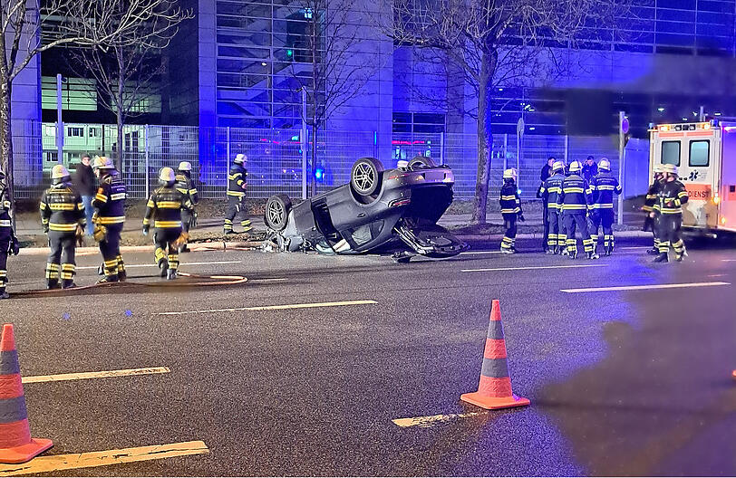 Der Porsche landet nach dem Zusammenstoß auf dem Dach. Der Porsche landet nach dem Zusammenstoß auf dem Dach.