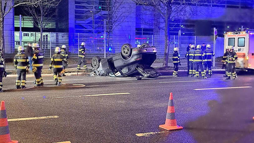 Der Porsche landet nach dem Zusammensto&szlig; auf dem Dach.