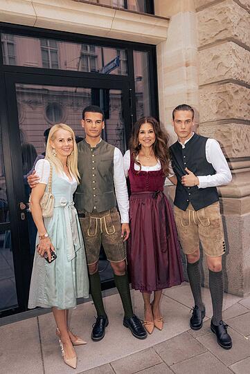 Nadja Prinzessin zu Schaumburg-Lippe, Boureima R., Karen Webb und Louis W. Nadja Prinzessin zu Schaumburg-Lippe, Boureima R., Karen Webb und Louis W.