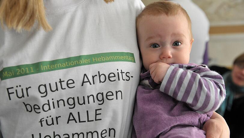Viel zu wenig Geld für die Arbeit: Ausgerechnet die Hebammen haben "Nachwuchssorgen". Viel zu wenig Geld für die Arbeit: Ausgerechnet die Hebammen haben "Nachwuchssorgen".