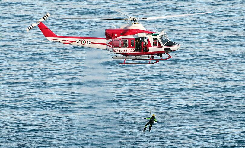 Das italienische Kreuzfahrtschiff war am Abend des 13. Januar zu nahe an die italienische Insel Giglio herangefahren, hatte einen Felsen gerammt und war danach mit mehr als 4200 Passagieren und Crew-Mitgliedern gekentert. Der Kapitän Francesco Schettino und die Reederei beschuldigen sich gegenseitig. 25 Leichen wurden seither geborgen, sieben Menschen werden immer noch vermisst.