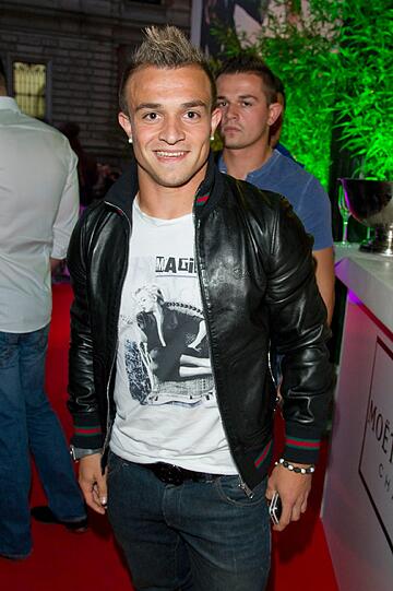 Shaqiri vom FC Bayern in schicker Lederjacke