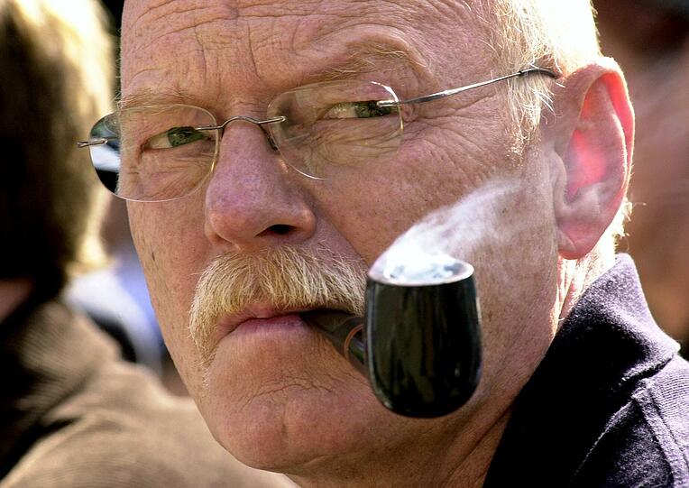 Ein nachdenklicher Peter Struck raucht 2003 auf dem SPD-Fest in Hamburg seine Pfeife.