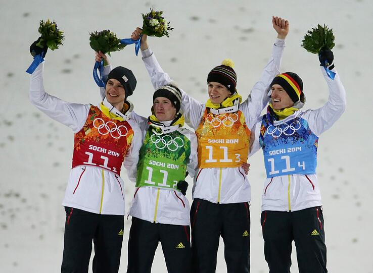 So sehen Sieger aus! So freuen sich Severin Freund, Andreas Wellinger, Marinus Kraus und Andreas Wank über ihren Sieg im Team-Springen.