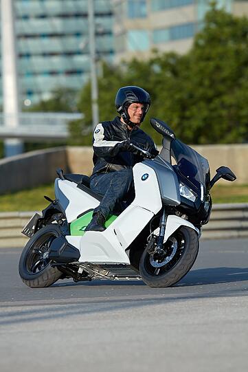 Der Elektroroller C evolution von BMW schafft an die 100 Kilometer am Stück.