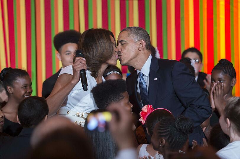 Nette Begrüßung beim Überraschungsbesuch: US-Präsident Barack Obama küsst seine Michelle beim Talentwettbewerb des Weißen Hauses.
