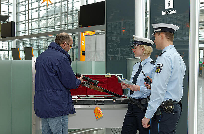 Wenn Reisende Waffen transportieren, dürfen sie das nur nach vorheriger Anmeldung und auch nur im eingecheckten Gepäck. Damit hier alles seine Richtigkeit hat, sieht die Bundespolizei beim Check-In nach dem Rechten.