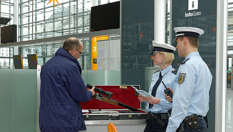 Wenn Reisende Waffen transportieren, dürfen sie das nur nach vorheriger Anmeldung und auch nur im eingecheckten Gepäck. Damit hier alles seine Richtigkeit hat, sieht die Bundespolizei beim Check-In nach dem Rechten. Wenn Reisende Waffen transportieren, dürfen sie das nur nach vorheriger Anmeldung und auch nur im eingecheckten Gepäck. Damit hier alles seine Richtigkeit hat, sieht die Bundespolizei beim Check-In nach dem Rechten.
