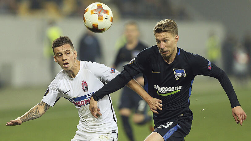 Der Berliner Mitchell Weiser (rechts) im Duell mit Maksym Lunyov.