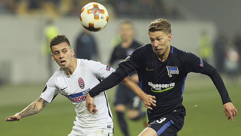 Der Berliner Mitchell Weiser (rechts) im Duell mit Maksym Lunyov. Der Berliner Mitchell Weiser (rechts) im Duell mit Maksym Lunyov.