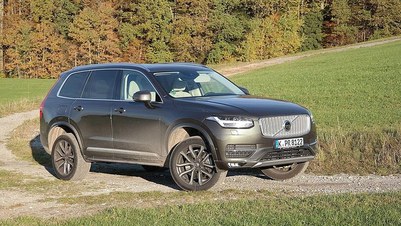 Auch auf Feldwegen und im leichten Gelände fühlt sich der XC90 dank Allradantrieb wie zuhause. Auch auf Feldwegen und im leichten Gelände fühlt sich der XC90 dank Allradantrieb wie zuhause.