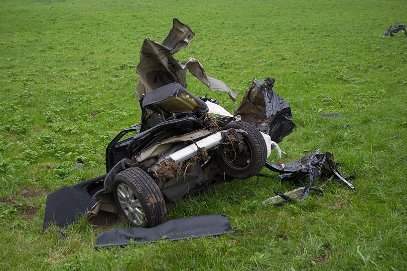 In Petting kam es am Montag zu einem schweren Unfall. Eine Frau wurde dabei tödlich verletzt, ihr Auto glich danach einem Wrack.
