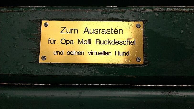 Im Englischen Garten und Nymphenburger Schlosspark haben Münchner tausende Plaketten mit Widmungen auf Parkbänken angebracht.