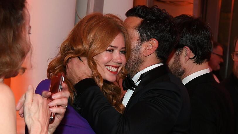 Über was (oder wen) tuscheln Palina Rojinski und Film-Kollege Elyas M'Barek?