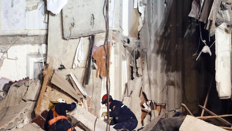 Rettungskräfte arbeiten in dem eingestürzten Mehrfamilienhaus. Rettungskräfte arbeiten in dem eingestürzten Mehrfamilienhaus.