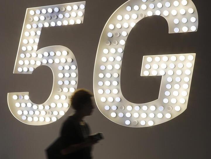 5G bezeichnet die fünfte Mobilfunkgeneration. Die bisherigen waren das analoge mobile Telefonieren sowie die Digitalstandards GSM, UMTS und LTE.
