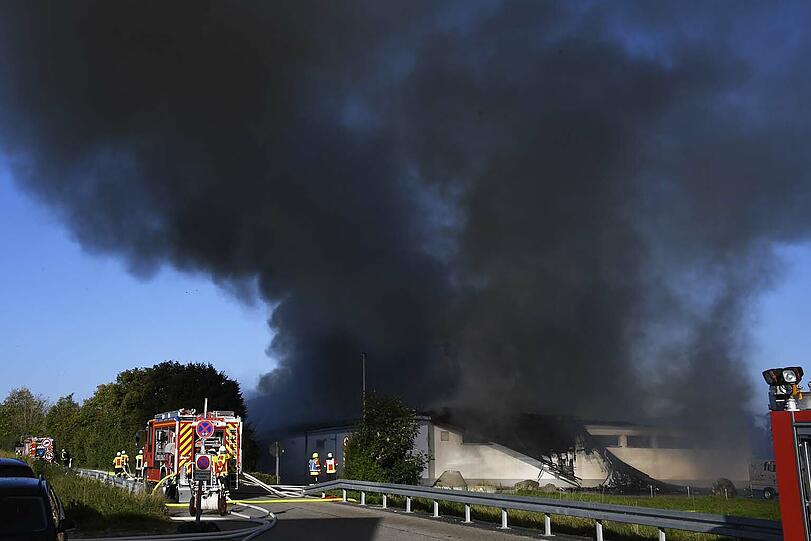 Die Feuerwehr konnte ein Abbrennen des Supermarktes nicht verhindern. Die Bilder vom Einsatzort.