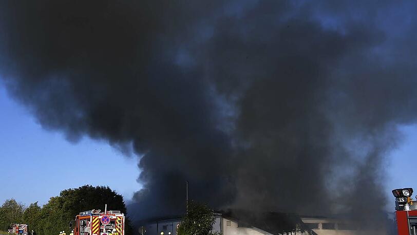 Die Feuerwehr konnte ein Abbrennen des Supermarktes nicht verhindern. Die Bilder vom Einsatzort.