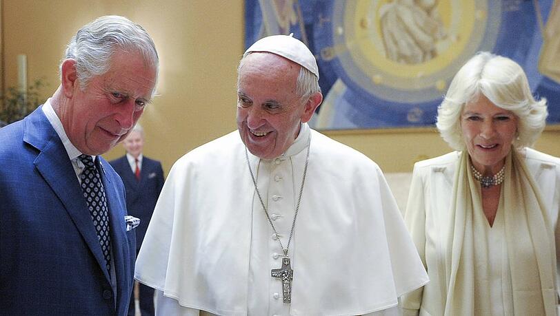 Papst Franziskus, der heutige König Charles und Königin Camilla auf einer Aufnahme aus dem Jahr 2017.