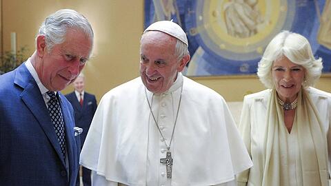 Papst Franziskus, der heutige König Charles und Königin Camilla auf einer Aufnahme aus dem Jahr 2017.