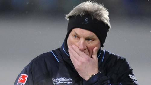 Fassungslos: Trainer Benno Möhlmann.