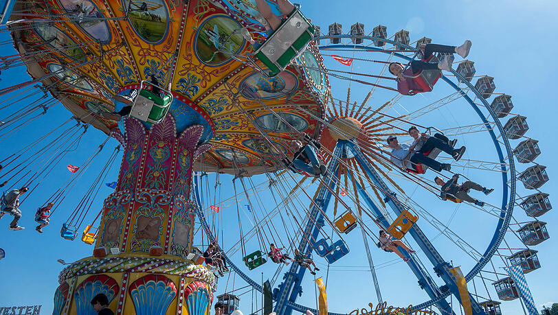 Blick auf Wellenflieger und Riesenrad beim 59. Münchner Frühlingfest in diesem Jahr.
